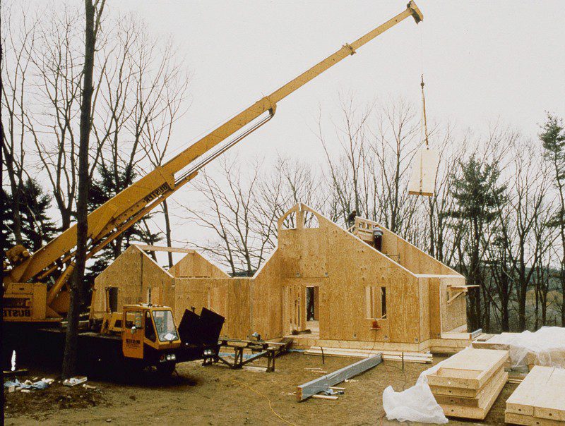residential_construction_polyurethane_SIP_structural_insulated_panels_roof_panels_crane_Massachusetts_SIP_job_site_sm
